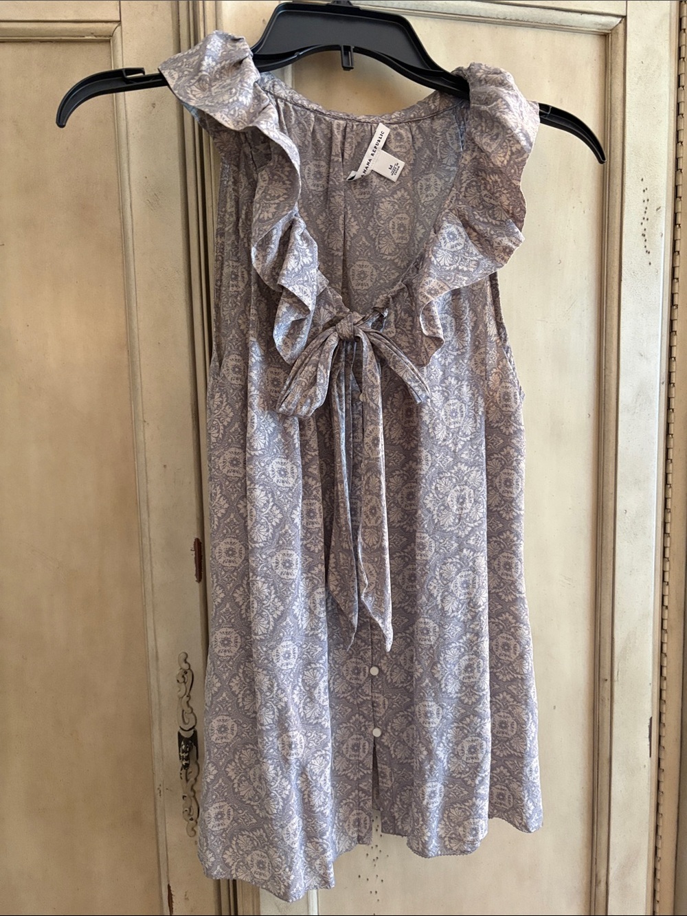 Banana Republic Sleeveless Ruffle Tie blouse in Light Lavender-Gray Print